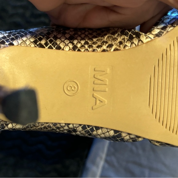 Classy Heels By Mia - Picture 2 of 5